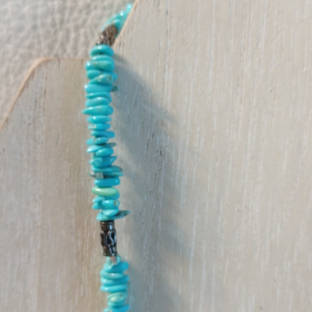 Faux tourquoise chips and matte silver beads necklace - Picture 2 of 4